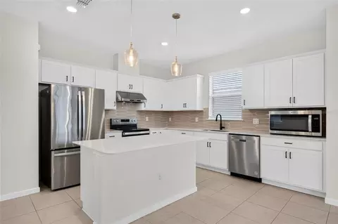 Kitchen - 9426 Lamine Way, Parrish, FL 34219 photo 2 of 5