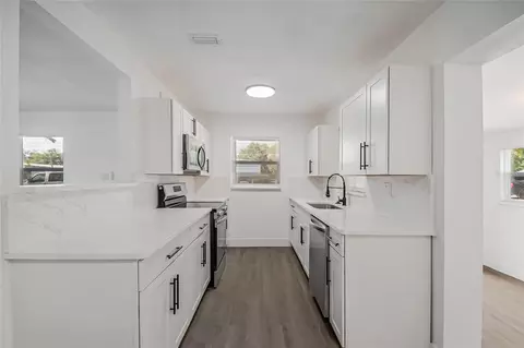 Kitchen - 922 Bates Ave, Eustis, FL 32726 photo 2 of 4