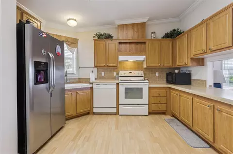 Kitchen - 212 Palm Meadows Dr, Eustis, FL 32726 photo 2 of 3
