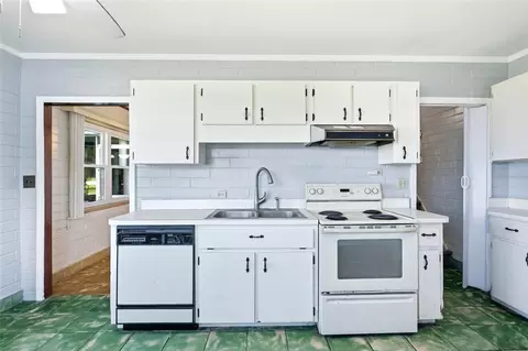 Kitchen - 211 Lakeshore Blvd, Saint Cloud, FL 34769 photo 3 of 8