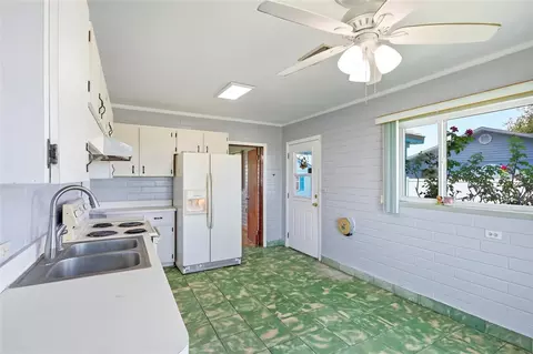 Kitchen - 211 Lakeshore Blvd, Saint Cloud, FL 34769 photo 5 of 8