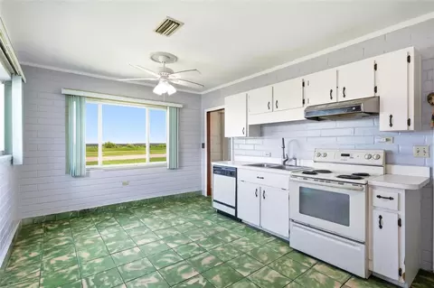 Kitchen - 211 Lakeshore Blvd, Saint Cloud, FL 34769 photo 4 of 8