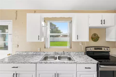 Kitchen - 211 Lakeshore Blvd, Saint Cloud, FL 34769 photo 8 of 8