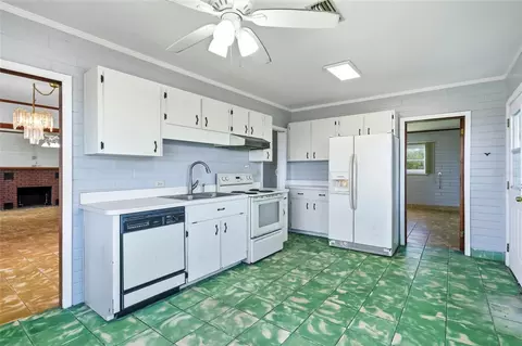 Kitchen - 211 Lakeshore Blvd, Saint Cloud, FL 34769 photo 2 of 8