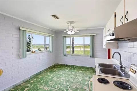 Kitchen - 211 Lakeshore Blvd, Saint Cloud, FL 34769 photo 6 of 8