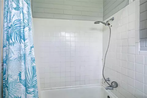 Bath - 211 Lakeshore Blvd, Saint Cloud, FL 34769 photo 5 of 6