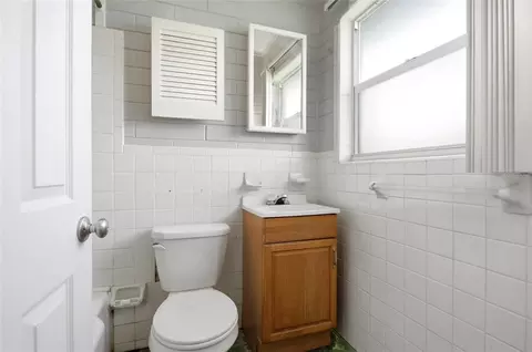 Bath - 211 Lakeshore Blvd, Saint Cloud, FL 34769 photo 4 of 6