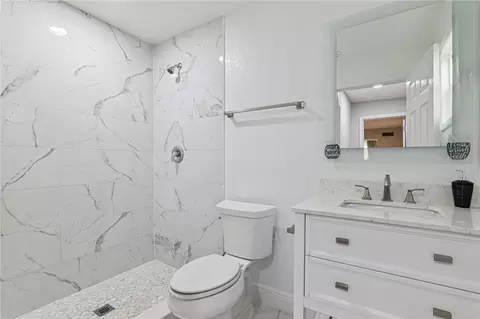 Bath - 732 E Orange Ave, Eustis, FL 32726 photo 2 of 5