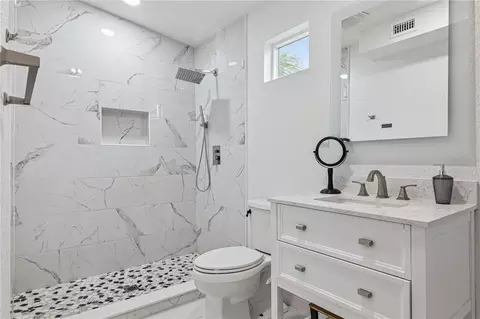 Bath - 732 E Orange Ave, Eustis, FL 32726 photo 3 of 5