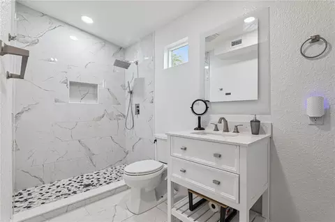 Bath - 732 E Orange Ave, Eustis, FL 32726 photo 1 of 5