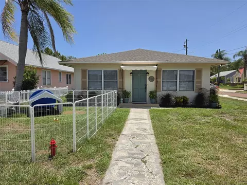 121 Bay St, Tarpon Springs, FL 34689