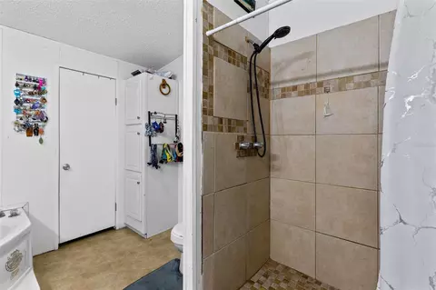 Bath - 35729 Huff Rd, Eustis, FL 32736 photo 2 of 3