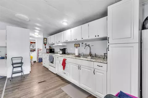 Kitchen - 2576 Lakota Ln, Saint Cloud, FL 34769 photo 3 of 4