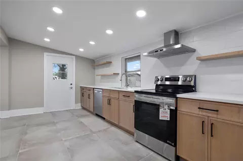 Kitchen - 821 E Lemon Ave, Eustis, FL 32726 photo 3 of 4