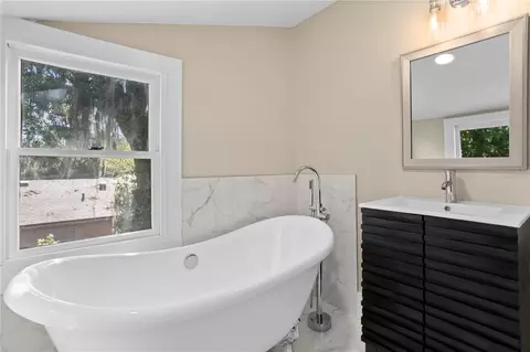 Bath - 821 E Lemon Ave, Eustis, FL 32726 photo 3 of 4