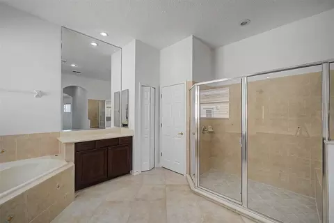 Bath - 6208 Talaria Dr, Windermere, FL 34786 photo 2 of 4