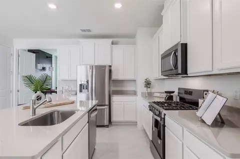 Kitchen - 3953 Kennebunk Loop, Mount Dora, FL 32757 photo 2 of 7