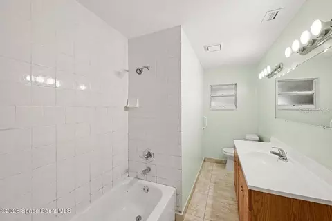 Bath - 2292 Lakeview Dr, Melbourne, FL 32935 photo 2 of 2