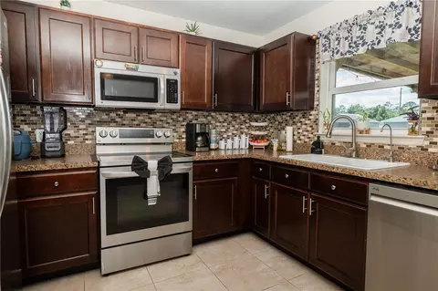 Kitchen - 263 Emerald Rd, Ocala, FL 34472 photo 2 of 4