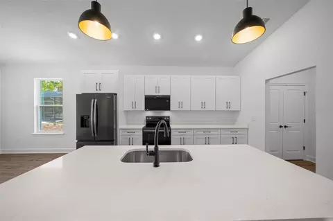 Kitchen - 10153 Lynnhaven Rd, Spring Hill, FL 34608 photo 5 of 5