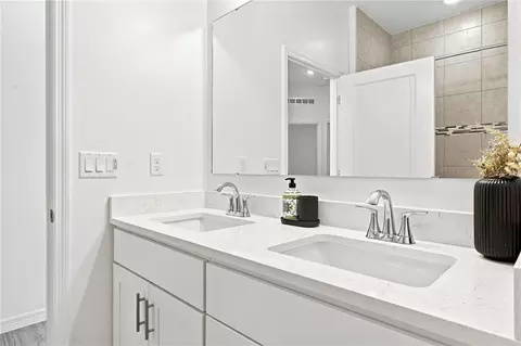 Bath - 3963 Sagefield Dr, Harmony, FL 34773 photo 3 of 6