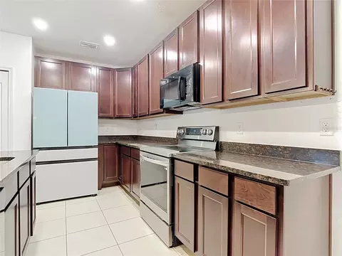 Kitchen - 399 Pinecrest Loop, Davenport, FL 33837 photo 2 of 4