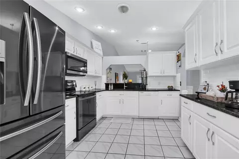 Kitchen - 909 Illinois Ave, Saint Cloud, FL 34769 photo 4 of 5