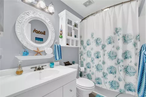 Bath - 909 Illinois Ave, Saint Cloud, FL 34769 photo 3 of 3