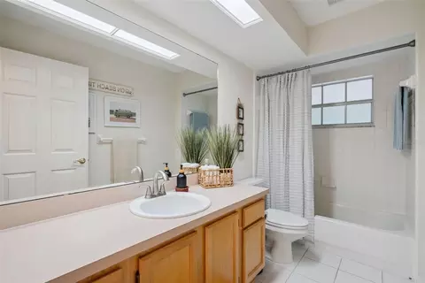 Bath - 613 Huron Pl, Mount Dora, FL 32757 photo 1 of 3