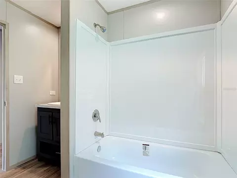 Bath - 1626 Tarpon Blvd, Saint Cloud, FL 34771 photo 4 of 4