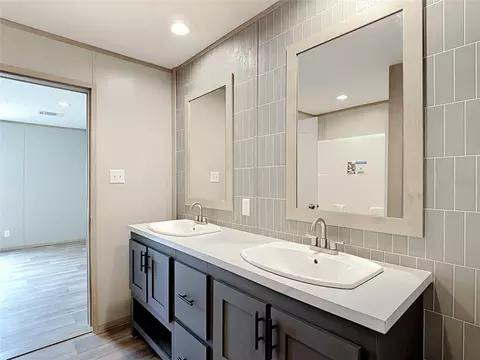 Bath - 1626 Tarpon Blvd, Saint Cloud, FL 34771 photo 2 of 4