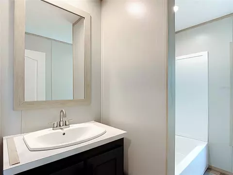 Bath - 1626 Tarpon Blvd, Saint Cloud, FL 34771 photo 3 of 4