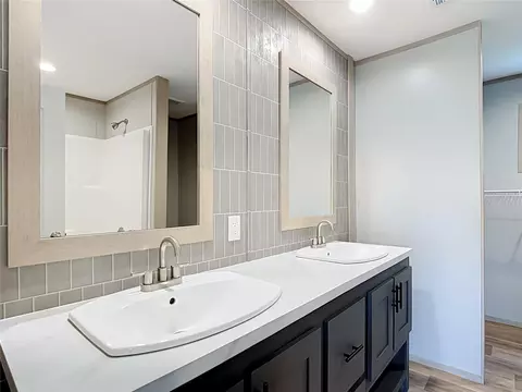 Bath - 1626 Tarpon Blvd, Saint Cloud, FL 34771 photo 1 of 4