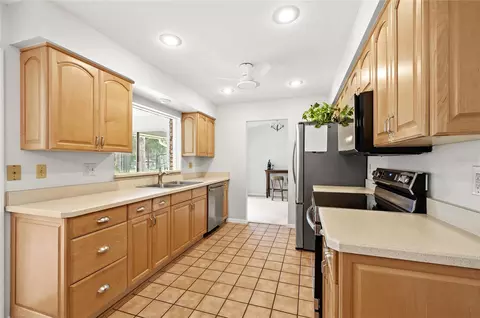 Kitchen - 109 Cardinal Ln, Eustis, FL 32726 photo 2 of 4