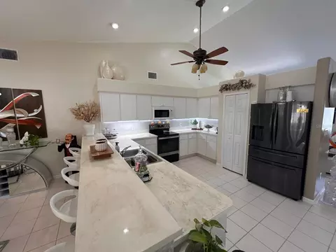 Kitchen - 2723 Sunset Dr, Sebring, FL 33870 photo 5 of 6