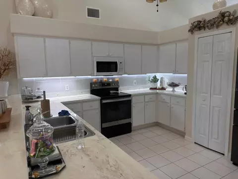 Kitchen - 2723 Sunset Dr, Sebring, FL 33870 photo 3 of 6