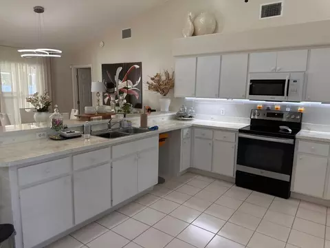 Kitchen - 2723 Sunset Dr, Sebring, FL 33870 photo 4 of 6