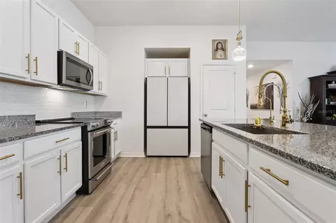 Kitchen - 3832 Pronghorn Dr, Saint Cloud, FL 34772 photo 5 of 6