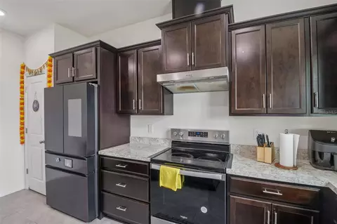Kitchen - 9963 Sunrise View Ct, Seffner, FL 33584 photo 7 of 9