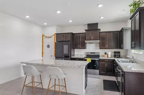 Kitchen - 9963 Sunrise View Ct, Seffner, FL 33584 photo 4 of 9