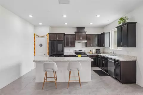 Kitchen - 9963 Sunrise View Ct, Seffner, FL 33584 photo 3 of 9