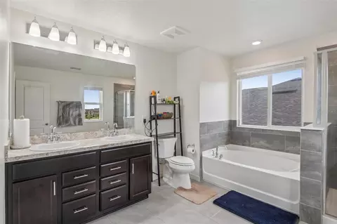 Bath - 9963 Sunrise View Ct, Seffner, FL 33584 photo 2 of 4