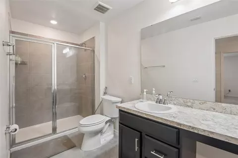 Bath - 9963 Sunrise View Ct, Seffner, FL 33584 photo 1 of 4