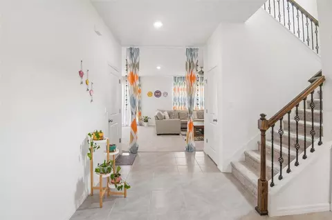 Entry Way - 9963 Sunrise View Ct, Seffner, FL 33584 photo 2 of 3