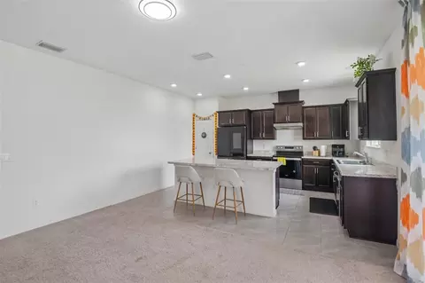 Kitchen - 9963 Sunrise View Ct, Seffner, FL 33584 photo 5 of 9