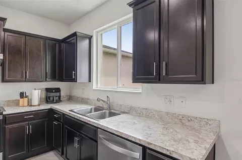 Kitchen - 9963 Sunrise View Ct, Seffner, FL 33584 photo 6 of 9