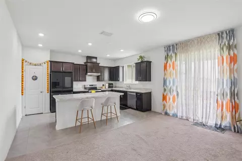 Kitchen - 9963 Sunrise View Ct, Seffner, FL 33584 photo 1 of 9