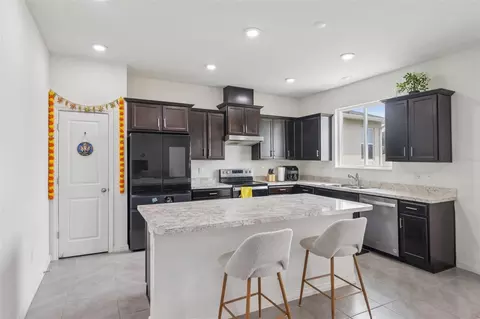 Kitchen - 9963 Sunrise View Ct, Seffner, FL 33584 photo 2 of 9