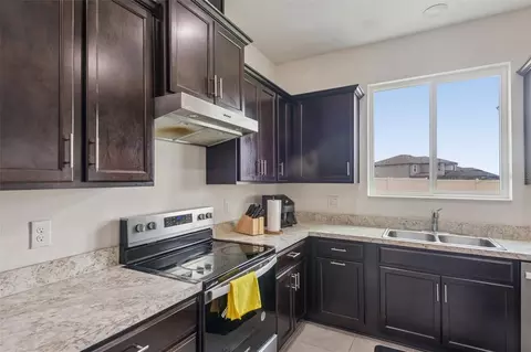Kitchen - 9963 Sunrise View Ct, Seffner, FL 33584 photo 8 of 9