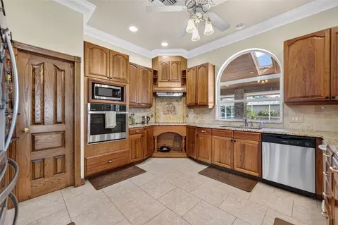 Kitchen - 4657 Hickory Tree Rd, Saint Cloud, FL 34772 photo 4 of 7
